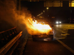 Autobrand en verlaten voertuig bij ongeval op de A20 in Schiedam