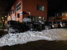 Drie auto’s volledig uitgebrand bij nachtelijke brand in Tiel ook schade aan bedrijfspand