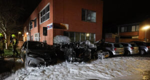 Drie auto’s volledig uitgebrand bij nachtelijke brand in Tiel ook schade aan bedrijfspand