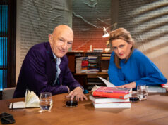 Bert Wagendorp en Eva Posthuma de Boer in Brommer op zee