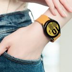 F_02_03FreshProduct_06_galaxywatch4_handson_black_H