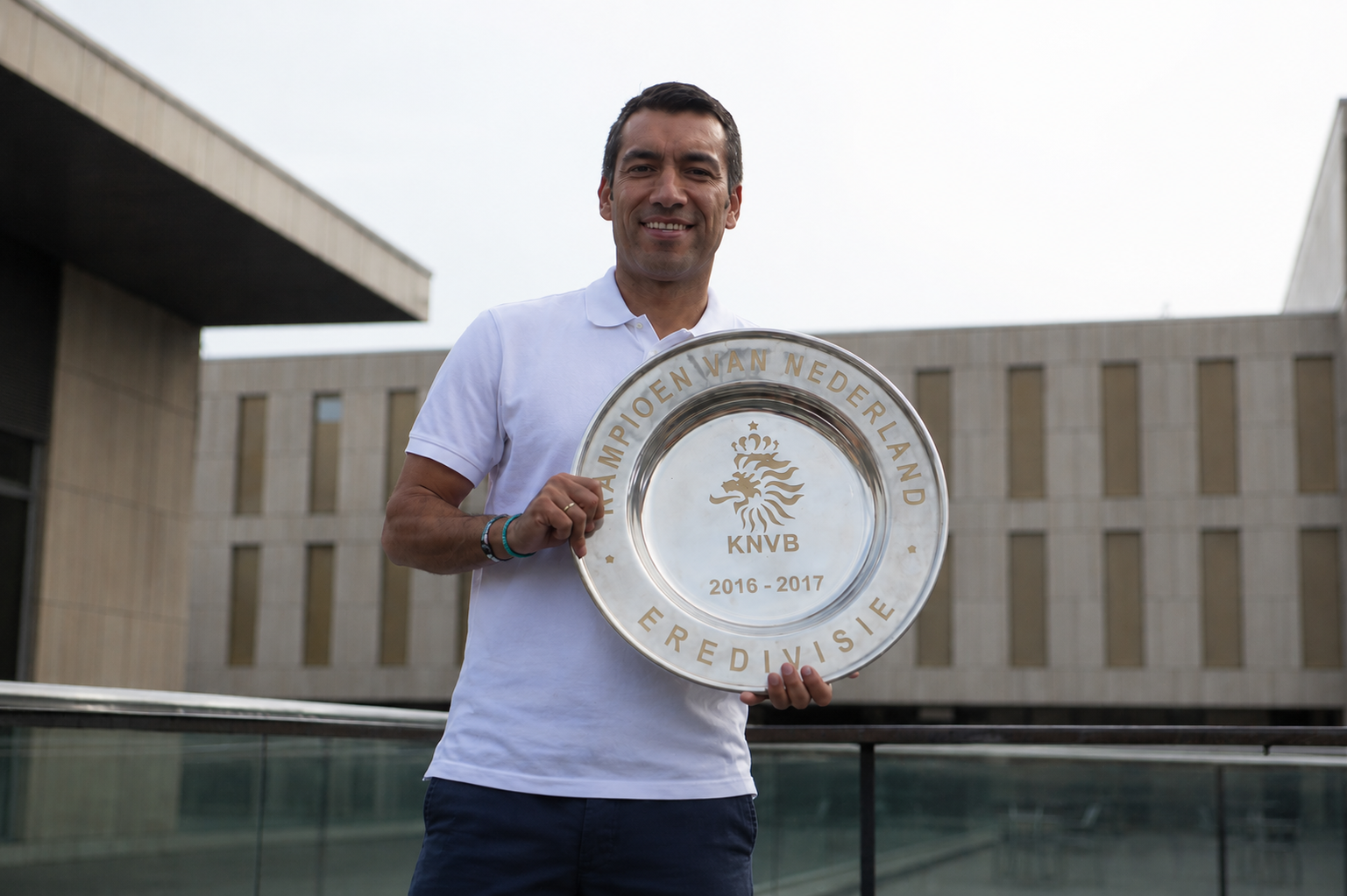 Giovanni van Bronckhorst uit 2017 met de kampioenschaal © PlanetZone Media