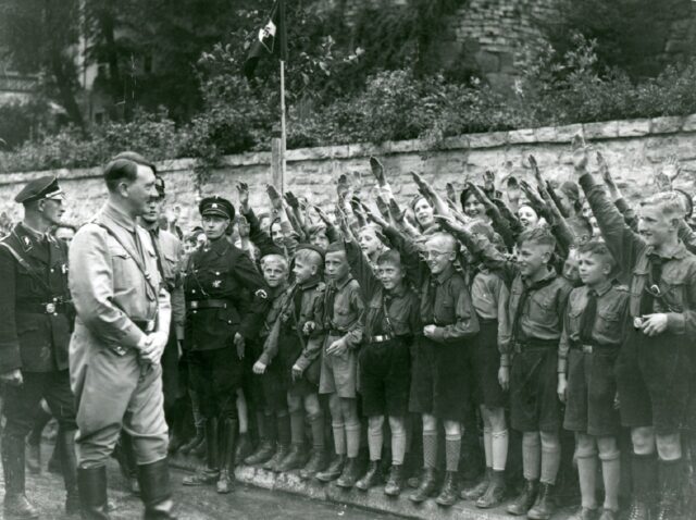 Hitler-en-Hitler-Jugend-Heinrich-Hoffmann-