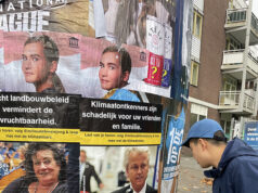 Jongeren van Milieudefensie voeren actie met ‘klimaatwaarschuwingen’ op verkiezingsposters