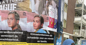 Jongeren van Milieudefensie voeren actie met ‘klimaatwaarschuwingen’ op verkiezingsposters