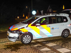 Politieauto slipt en raakt middengeleider in Weerdinge