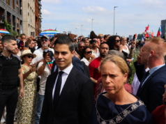 Jetten biedt excuses aan Molukse gemeenschap bij onthulling monument in Rotterdam