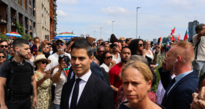 Jetten biedt excuses aan Molukse gemeenschap bij onthulling monument in Rotterdam