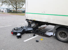 Motorrijder botst tegen vrachtwagen aan