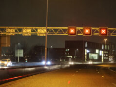Twee jonge kinderen zwaargewond gevonden; vader betrokken bij spookrijdersongeval