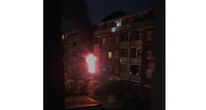 Grote uitslaande brand in portiekwoning aan de Galjootstraat in Rotterdam-West