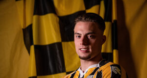 Nino Zonneveld tekent nieuw contract tot medio 2028 bij Vitesse