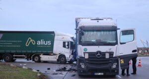 Ongeval tussen twee vrachtwagens op kruising in de Botlek