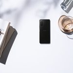 Xperia-10-II_In_situation2_Black