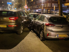 Bestuurder onder invloed ramt twee geparkeerde autos Berkelstraat Rotterdam