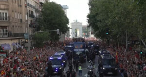 LIVE: Spanje viert wereldtitel met bustour door Madrid, duizenden fans langs de route