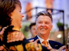 Louis van Gaal ontvangt dubbele onderscheiding tijdens bedankavond in Zeist